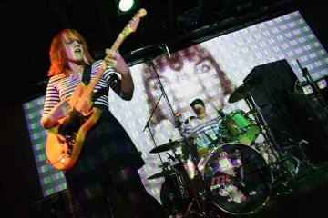 Punčke 'srce uz srce' s Queens Of The Stone Age!