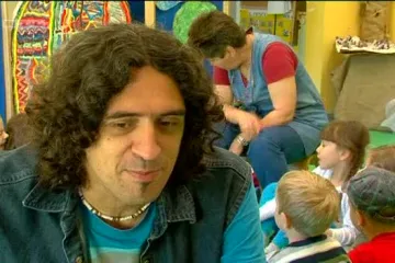 Po noći je frontmen u rock bendu, po danu striček u vrtiću