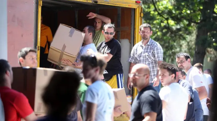 Dok brojni pomažu stradalima, lažni humanitarac pomaže sebi!