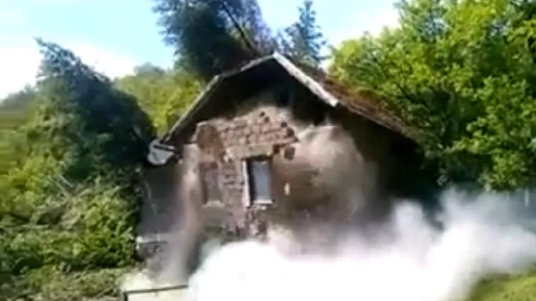 Klizi&scaron;te progutalo obiteljsku kuću i magistralnu cestu!