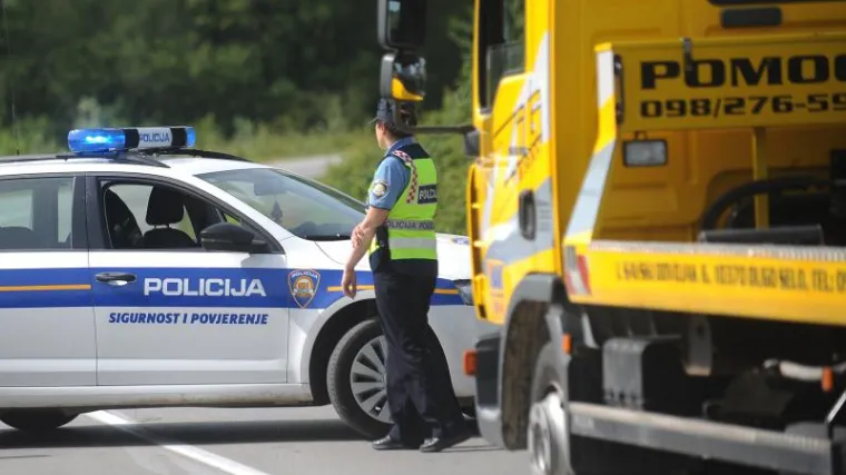 U sudaru autobusa i automobila poginula jedna osoba