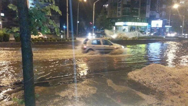 Grad u istoj večeri pogodili potres i jaka oluja!