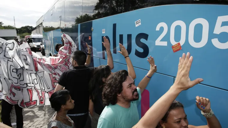 Prosvjednici napali autobus s igračima Brazila!