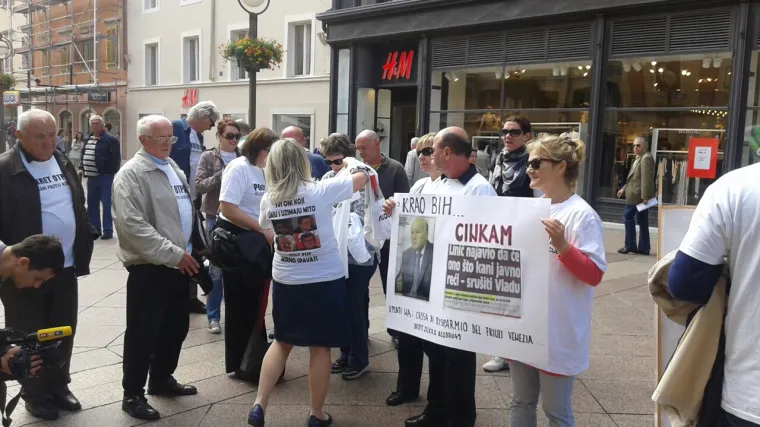 Dok je Linić govorio, oni su mu vikali: 'Vrati pare Liniću'