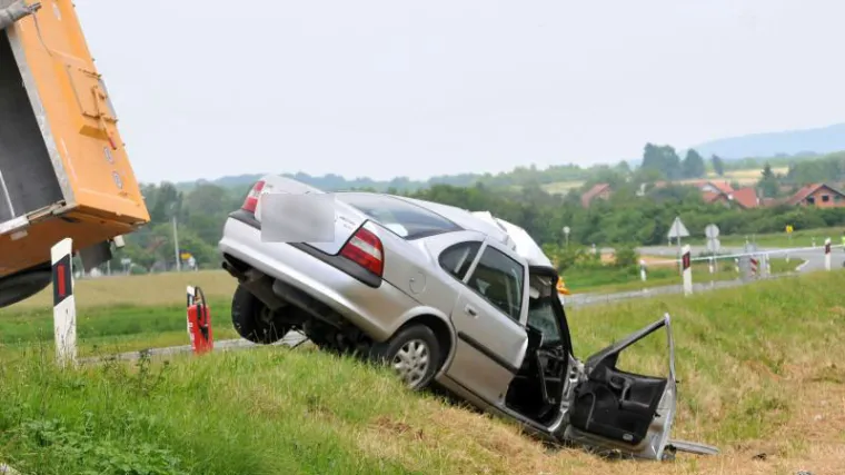 U stravičnom sudaru automobila i kamiona poginula jedna osoba!
