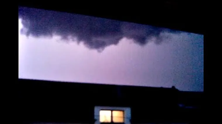 Petero ljudi stradalo u oluji, na njih se sru&scaron;ilo drvo!