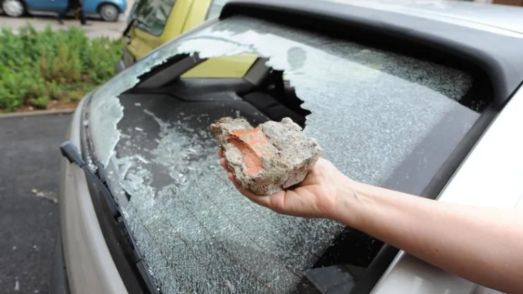 Odlomila se fasada i razbila automobil na parkirali&scaron;tu