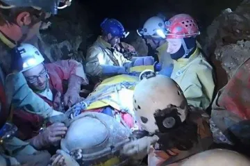 Nakon 11 dana iz spilje izvučen njemački speleolog