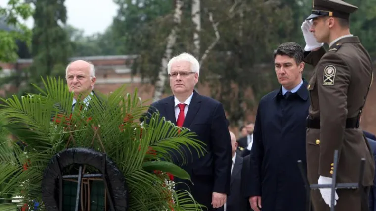 Državni vrh položio vijence i zapalio svijeće na Mirogoju