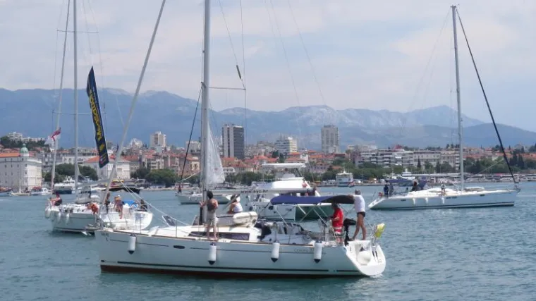 U jedrilicu prodrlo more, potonula blizu plaže u Splitu