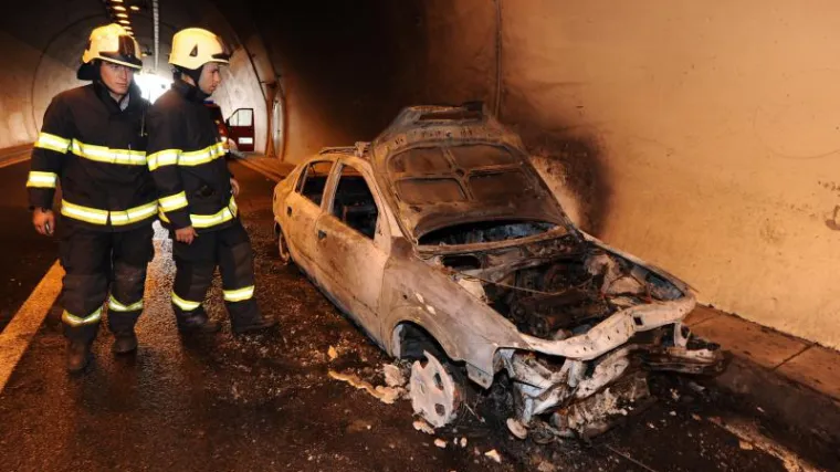 Zapalilo se vozilo u tunelu Tuhobić, promet otežan