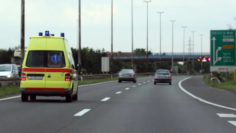 U sudaru dva auta dvoje ozlijeđenih, dionica zatvorena