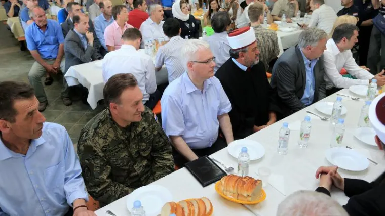 Predsjednik Josipović otvorio pučku kuhinju u Gunji