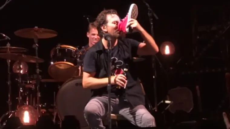 Slavni roker pio vino iz obožavateljeve tenisice!