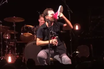 Slavni roker pio vino iz obožavateljeve tenisice!