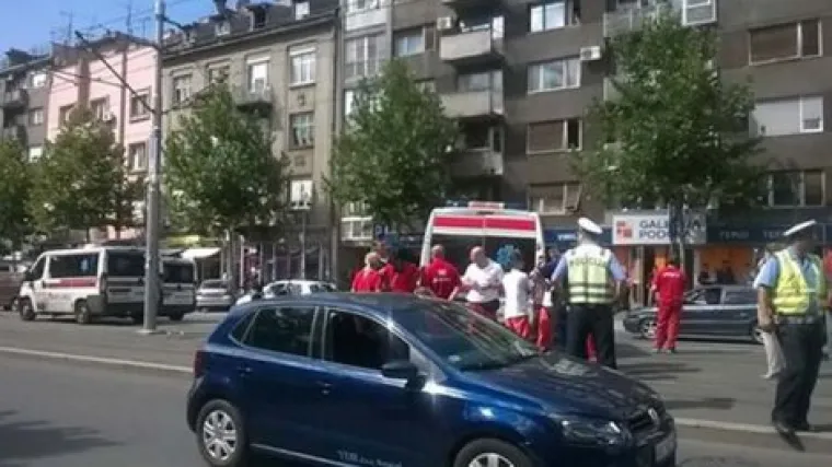 Udario ga tramvaj pa poginuo pod kolima Hitne pomoći!