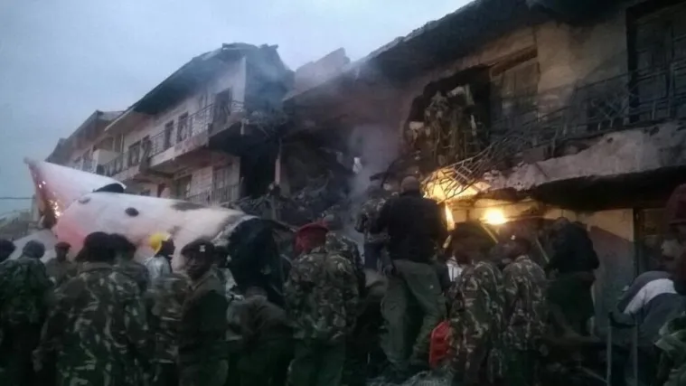 Teretni zrakoplov pao na zgradu, poginuli svi članovi posade!