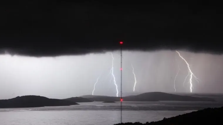 Grom pogodio dvije žene koje su prodavale za &scaron;tandom!