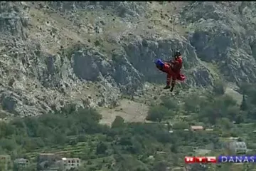 Ministar Lorencin skočio u 'divlju' vodu Cetine i svladao liticu u kanjonu