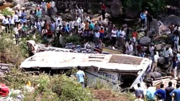 Autobus pun djece pao u jezero - 11 poginulih