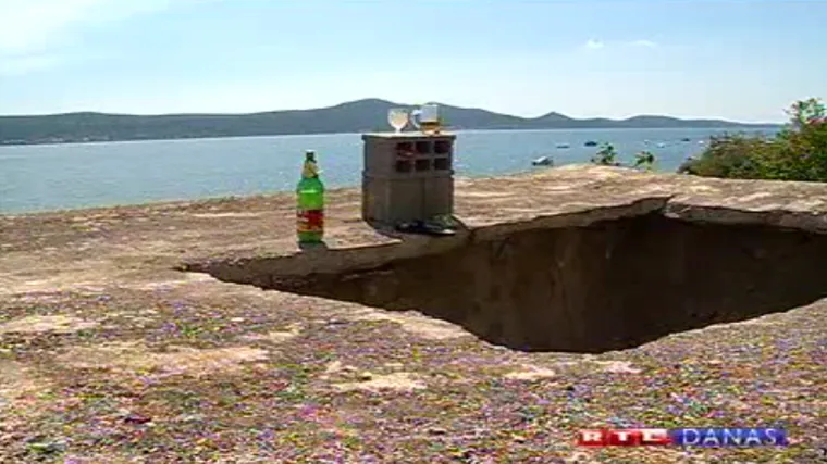 Neoprezni turisti propali kroz stari krov