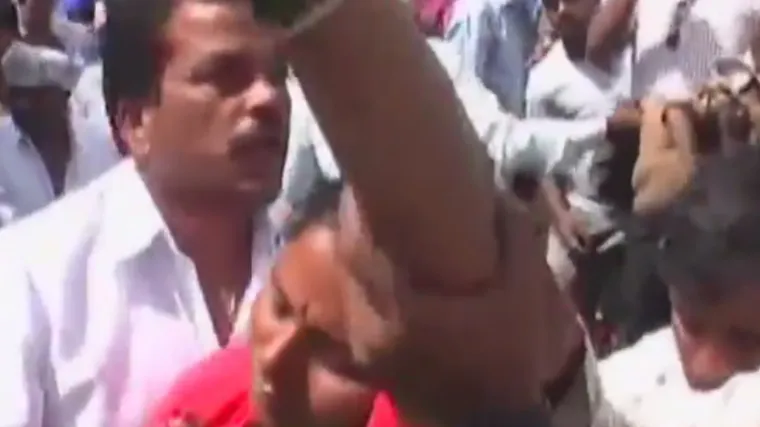 U sudaru vlaka i &scaron;kolskog autobusa poginulo 19-ero djece