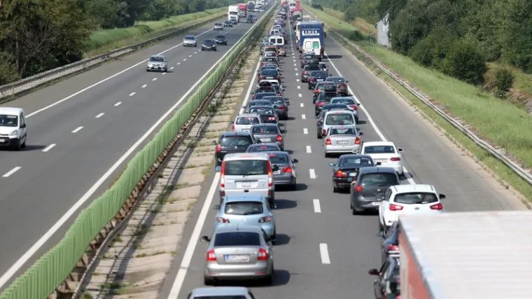 Hrvatska pod opsadom turista na kopnu, moru i zraku!