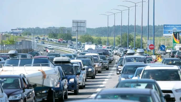 Pojačan promet u priobalju: Na A4 kolona 2 km, a na granicama gužve