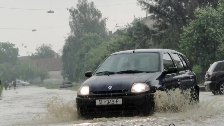 Olujno nevrijeme u Slatini: Odronilo se 50 metara željezničkog nasipa