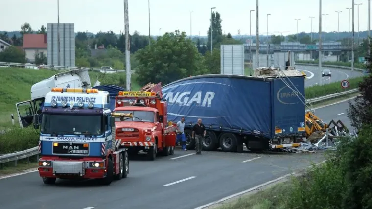 Pijani vozač &scaron;lepera izgubio kontrolu pa mu se prevrnulo vozilo