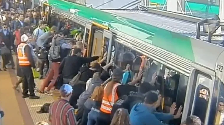 Putniku zapela noga između vlaka, putnici podigli vlak