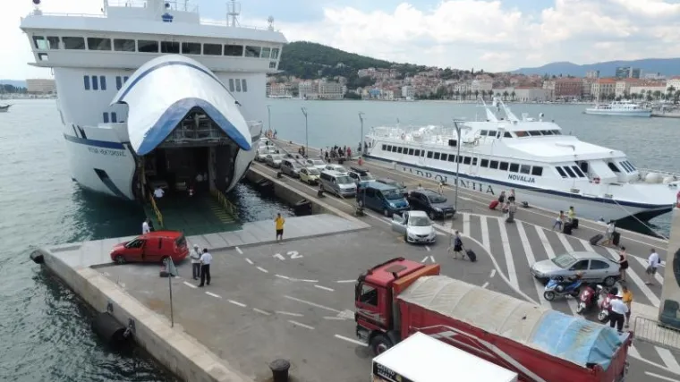 Zbog nekoliko turista s krivim kartama, trajekt se okrenuo nazad za Split