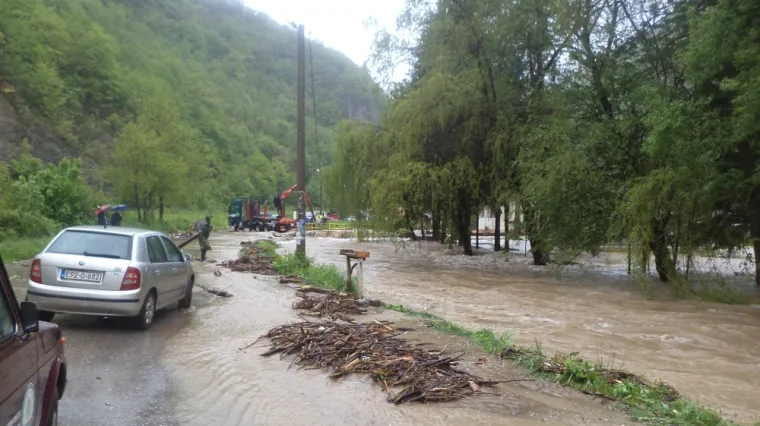 U BiH poplavljene stotine kuća, voda nosila asfalt i aute