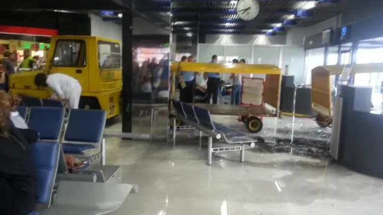 Vozilo za prijevoz prtljage uletjelo u čekaonicu Plesa!