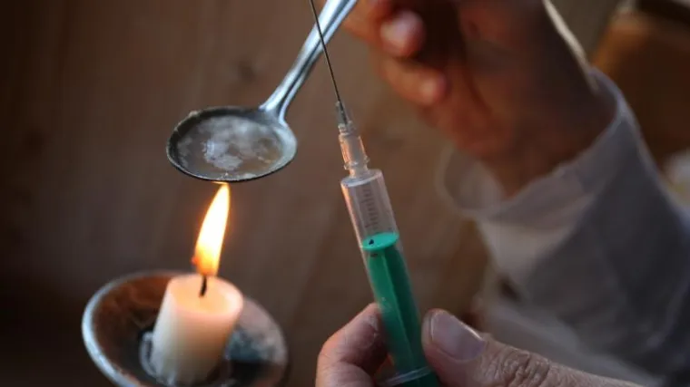 Djevojčica se ubola na krvavu narkomansku iglu punu droge