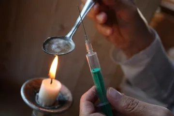 Djevojčica se ubola na krvavu narkomansku iglu punu droge