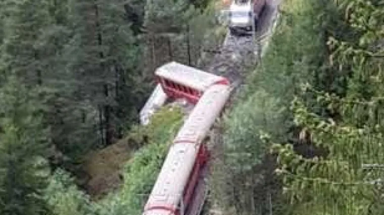 Vlak s 200 putnika iskočio iz tračnica, vagoni padali u provaliju