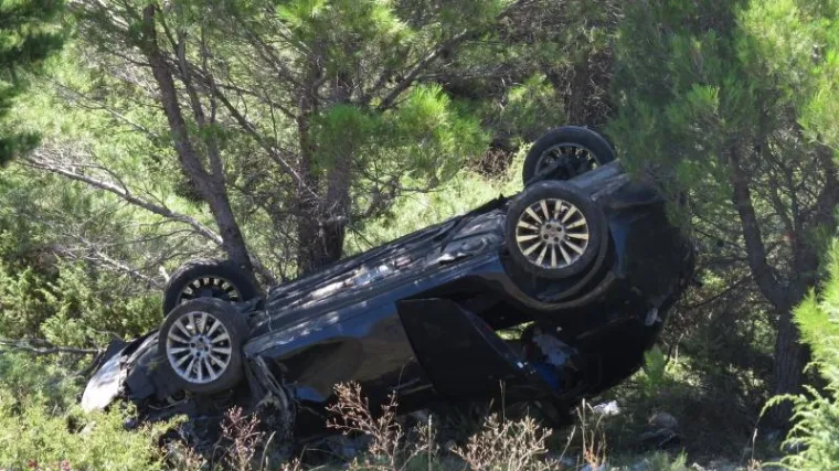 Auto sletio s ceste kod &Scaron;estanovca, jedna osoba poginula