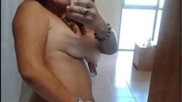 Profesorici prijeti otkaz jer je objavila fotke na kojima pozira gola!