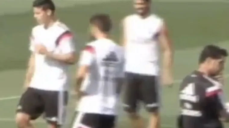 Arbeloa umalo polomio nogu Rodriguezu!