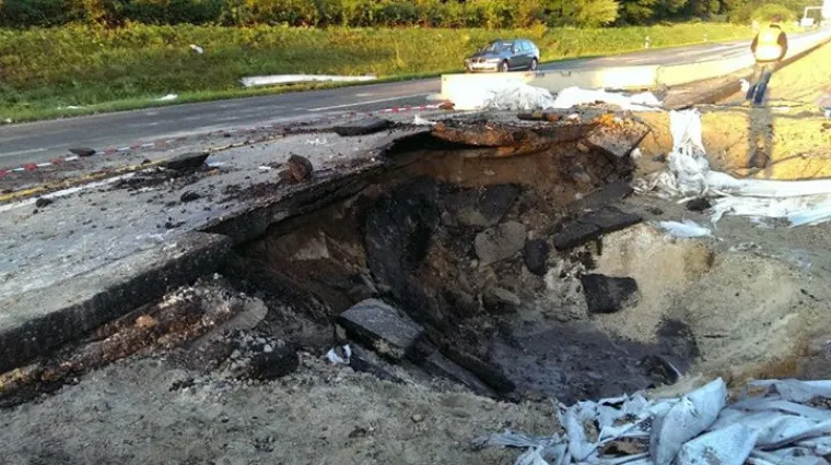 Nasred autoceste eksplodirala zaostala bomba!