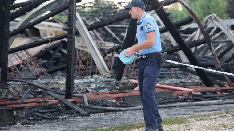 Polio benzin po klubu i namjerno ga zapalio
