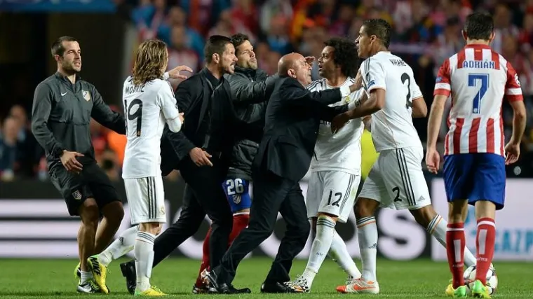 Simeoneu osam utakmica kazne zbog udaranja suca i prigovaranja!