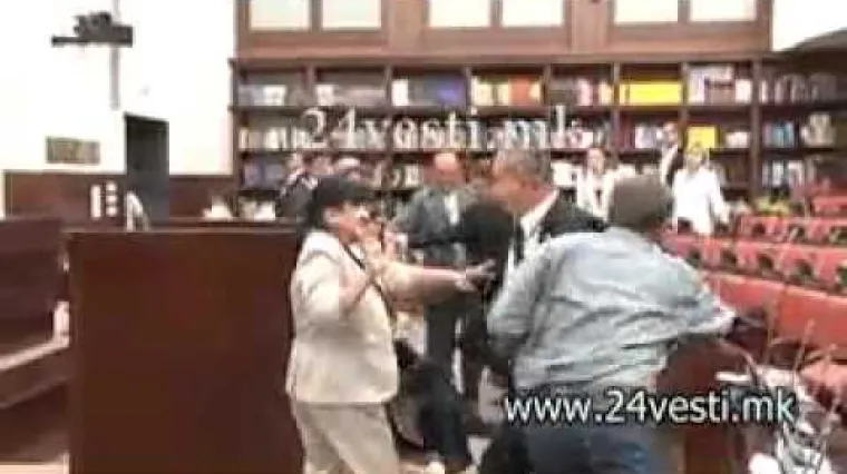 Nevjerojatno: Makedonski zastupnici se potukli zbog vode!