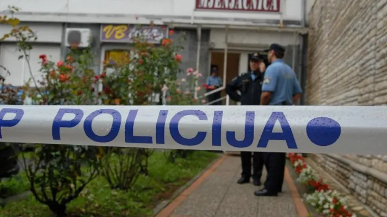 Tri osobe ozlijeđene u pljački mjenjačnice, razbojnik kritično