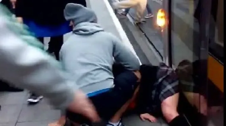 Tramvaj priklije&scaron;tio &scaron;kolarku, putnici ga nagnuli kako bi je izvukli