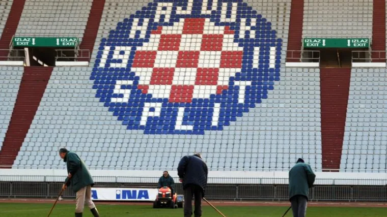 Na Poljudu prodaja trave, cijena 50 kn! Zainteresirani?