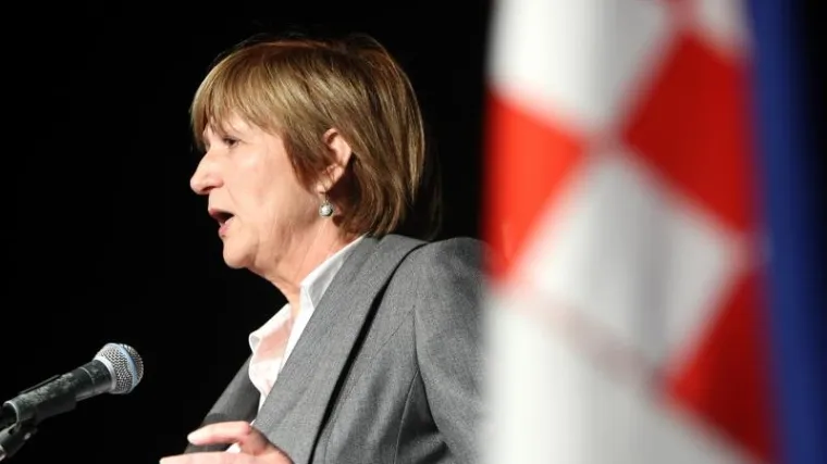 'Nikolić želi uni&scaron;titi hrvatski jezik, a na&scaron; državni vrh mudro &scaron;uti'