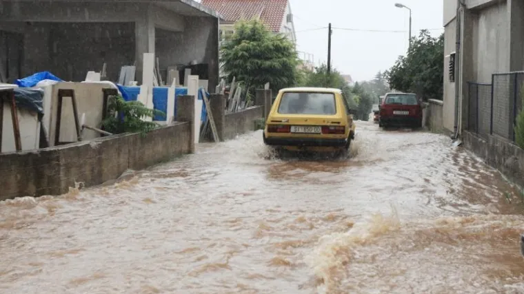 Olujno nevrijeme u Dalmaciji: Vodena bujica protutnjala kroz Vodice!