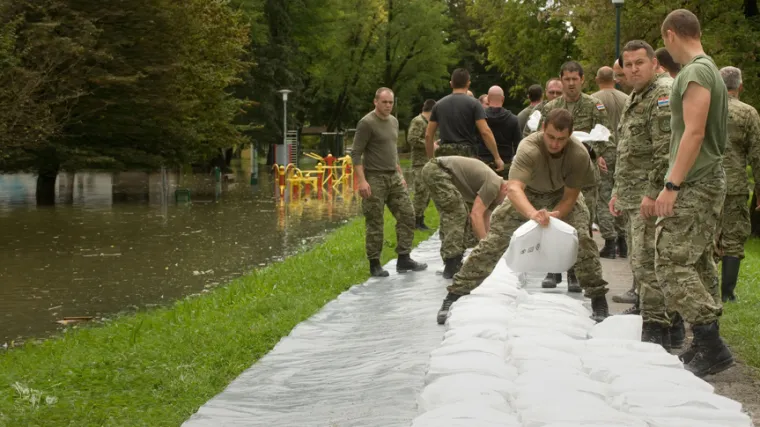 Nasipi u Karlovcu izdržali, bujica putuje prema Sisku